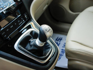 2012款1.5T 手动两驱精英版 换挡杆