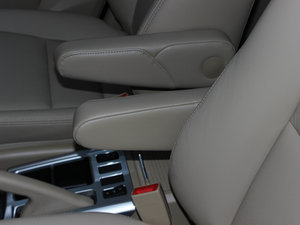 2012款1.5T 手动两驱尊贵版 中央扶手箱