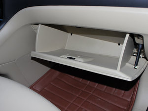 2012款1.5T 手动两驱尊贵版 手套箱