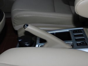 2012款1.5T 手动两驱尊贵版 驻车制动器
