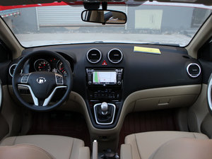 2012款1.5T 手动两驱尊贵版 内饰全景