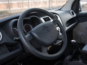 2019款1.5L 载货车单排 标准型 额载995 中控区
