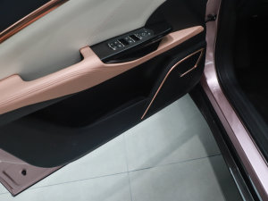 2022款哪吒U-Ⅱ 610 三元锂 前门储物空间