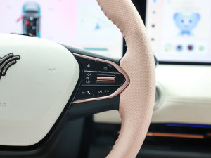2022款哪吒U-Ⅱ 610 三元锂 中控区