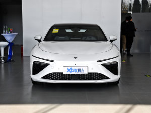 2022款纯电 715km 后驱中版 正前