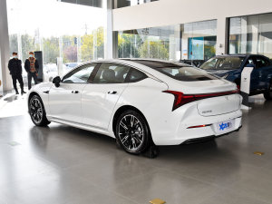 2022款纯电 715km 后驱中版 左后45度