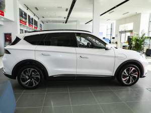 2025款688MAX 160kW 整体外观