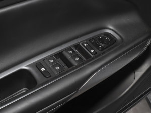 2022款炫 580 Pio 59.4kWh 主驾车窗控制区	