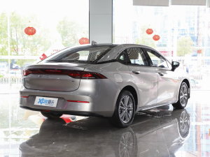 2022款魅 580 右后45度