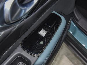 2023款Plus 70 智享七座版 三元锂 后排车窗控制区