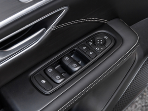 2021款PLUS 1.5T DCT山 7座 主驾车窗控制区	