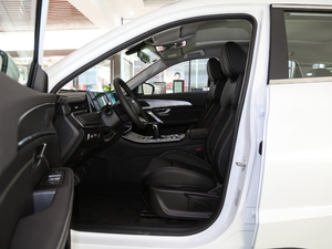 2021款PLUS 1.5T 手动林 6座 前排空间