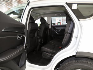 2021款PLUS 1.5T 手动林 6座 后排空间