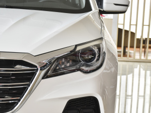 2021款1.5T 手动特供I版 7座 大灯