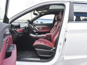 2021款PLUS 改款 1.5T DCT山PRO 5座 前排空间