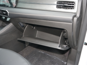 2021款1.5T 手动 府邸 手套箱