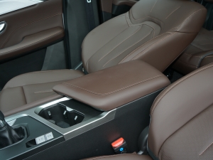 2021款1.5T 手动 洋房 中央扶手箱