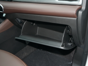 2021款1.5T 手动 洋房 手套箱