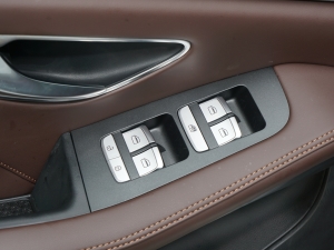 2021款1.5T 手动 洋房 主驾车窗控制区	
