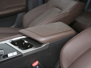 2021款1.6T 6DCT 庄园 中央扶手箱