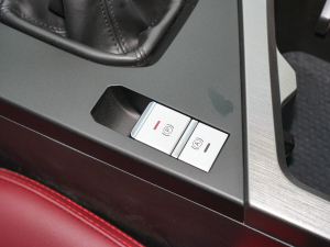 2022款1.5T 手动热爱版 7座 驻车制动器