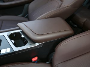 2023款1.5T 手动别院 中央扶手箱