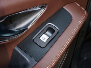 2023款1.6TD DCT别墅 后排车窗控制区