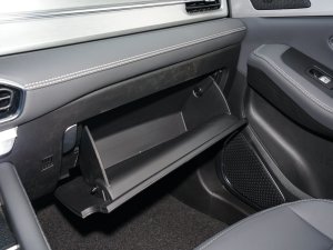 2023款1.6TD DCT平层+ 7座 手套箱