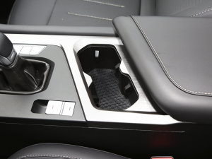 2023款 1.6T 手动府邸 7座 前排杯架