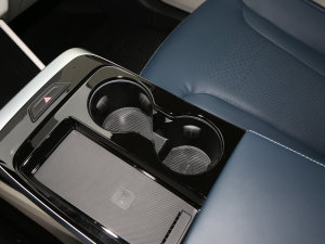2023款1.5T DHT闪电01 前排杯架