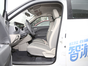 2020款360km 标准型 前排空间