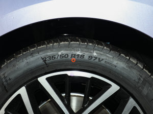2022款555km 豪华版 轮胎尺寸
