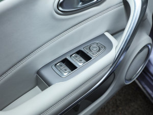 2022款555km 豪华版 主驾车窗控制区	