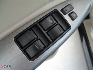 2009款1.8L 手动舒适版 主驾车窗控制区	