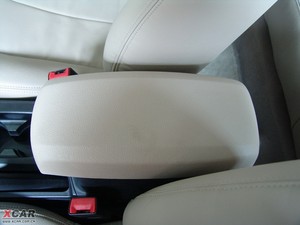 2009款1.6L 手动豪华版 中央扶手箱