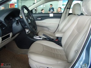 2009款1.6L 3G版 前排空间