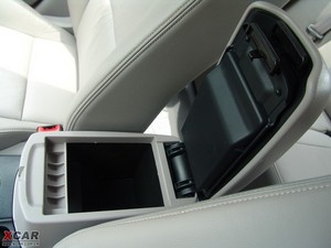 2009款2.0L 自动豪华版 中央扶手箱