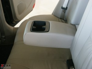 2010款2.0L 自动豪华版 后排中央扶手