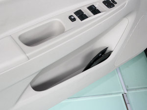2011款1.6L 自动尊贵版 前门储物空间
