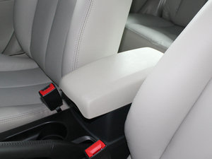 2011款1.6L 自动尊贵版 中央扶手箱