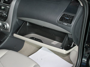 2011款1.6L 自动尊贵版 手套箱