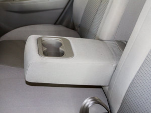 2011款1.6L 自动舒适版 后排中央扶手