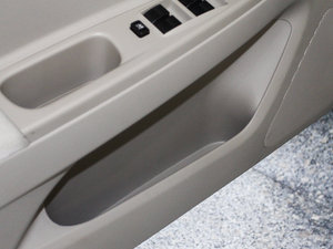 2011款1.6L 自动舒适版 前门储物空间