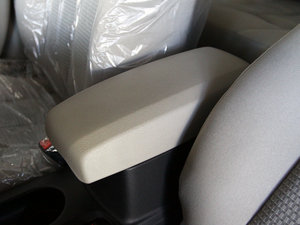2011款1.6L 自动舒适版 中央扶手箱