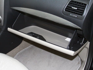 2011款1.6L 自动舒适版 手套箱