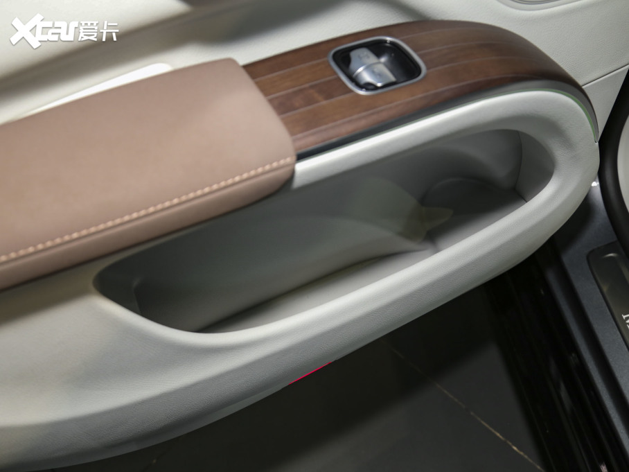 2023YEQS SUV 450 4MATIC h