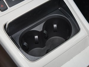2022款580 新趣版 前排杯架