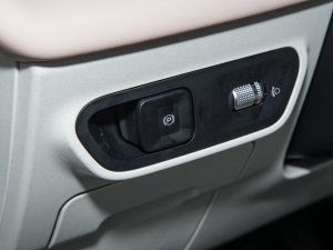 2022款580 新趣版 驻车制动器