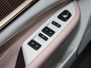 2022款580 新趣版 主驾车窗控制区	