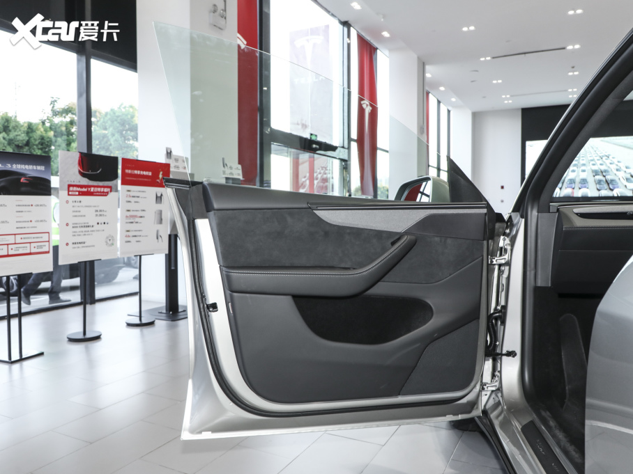 2025��Model Y L �L�m��ȫ݆�Ӱ�